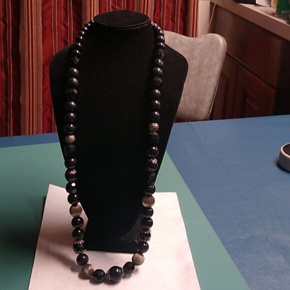 Elegant Black and Silver Graduated Beaded Necklace Grandmacore Cottagecore - Picture 2 of 7